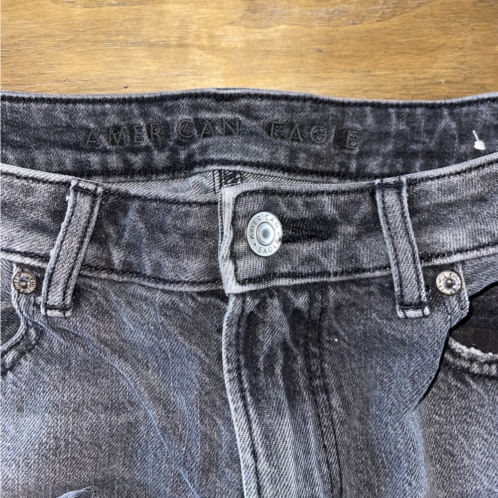 Like new! American Eagle High Rise Mom Jeans. Size 8. - Picture 3 of 6